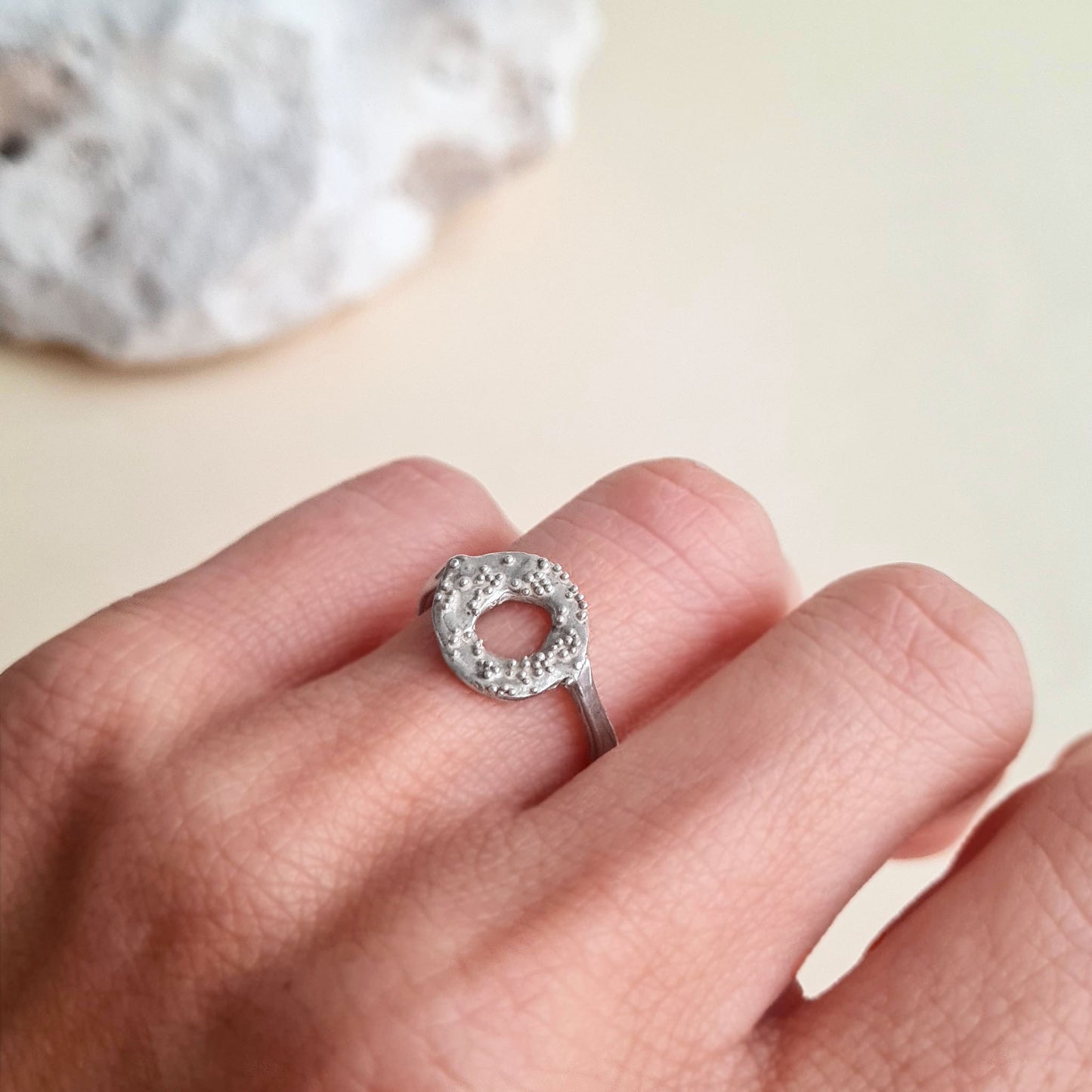 CORALINE - Anello in argento 925 a cerchio con foro centrale