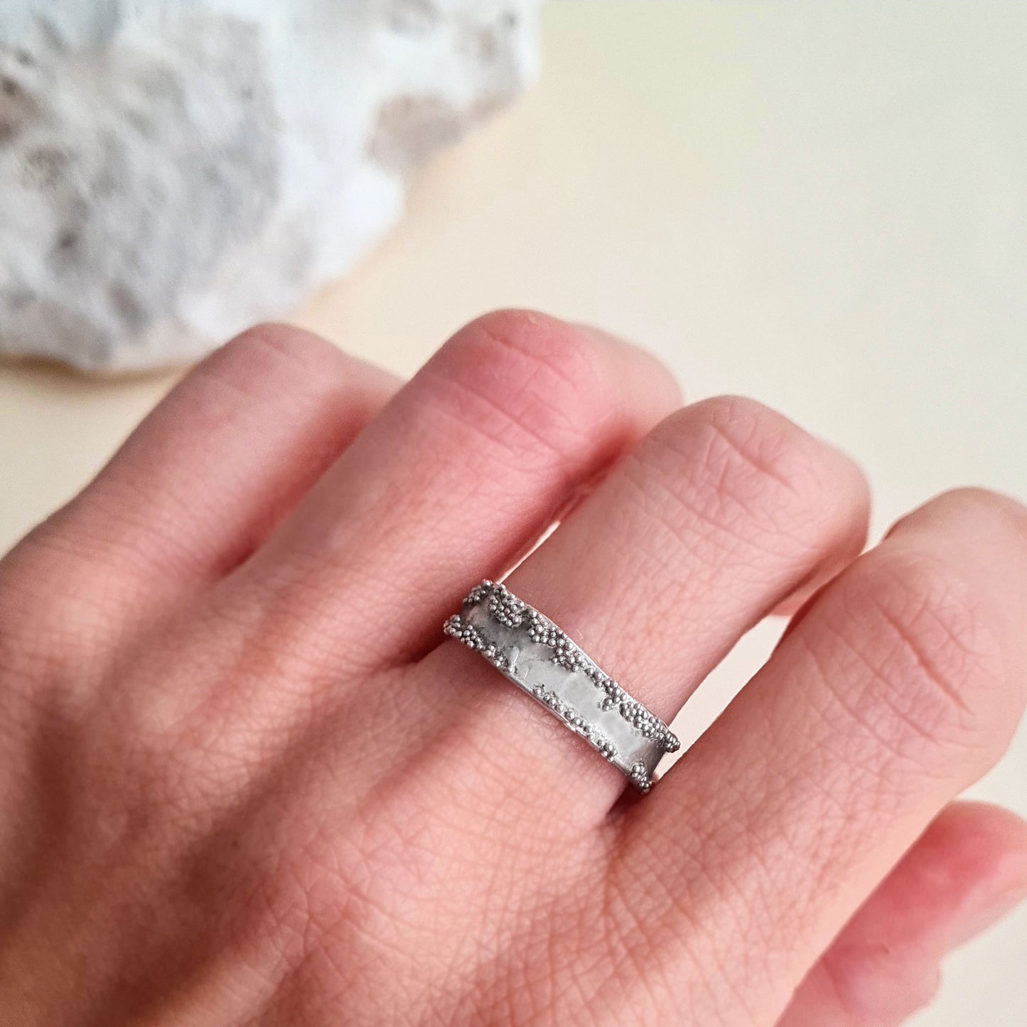 CORALINE - Anello in argento 925 a fascetta media e bollicine