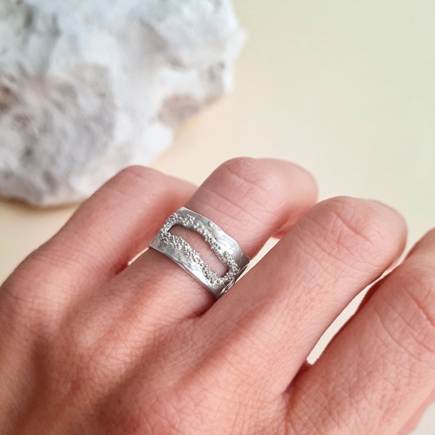 CORALINE - Anello in argento 925 a fascia con foro orizzontale