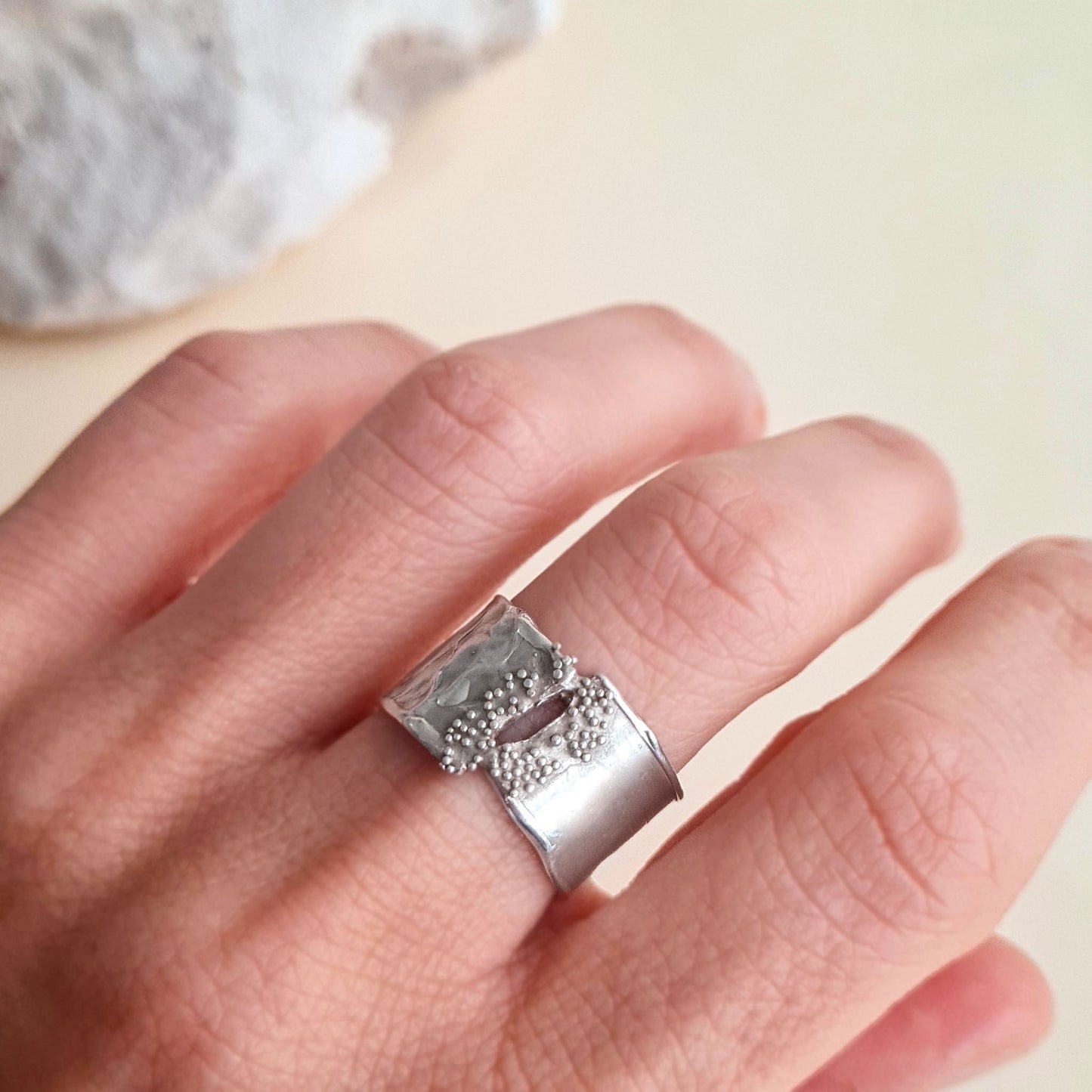 CORALINE - Anello in argento 925 a fascia con foro verticale