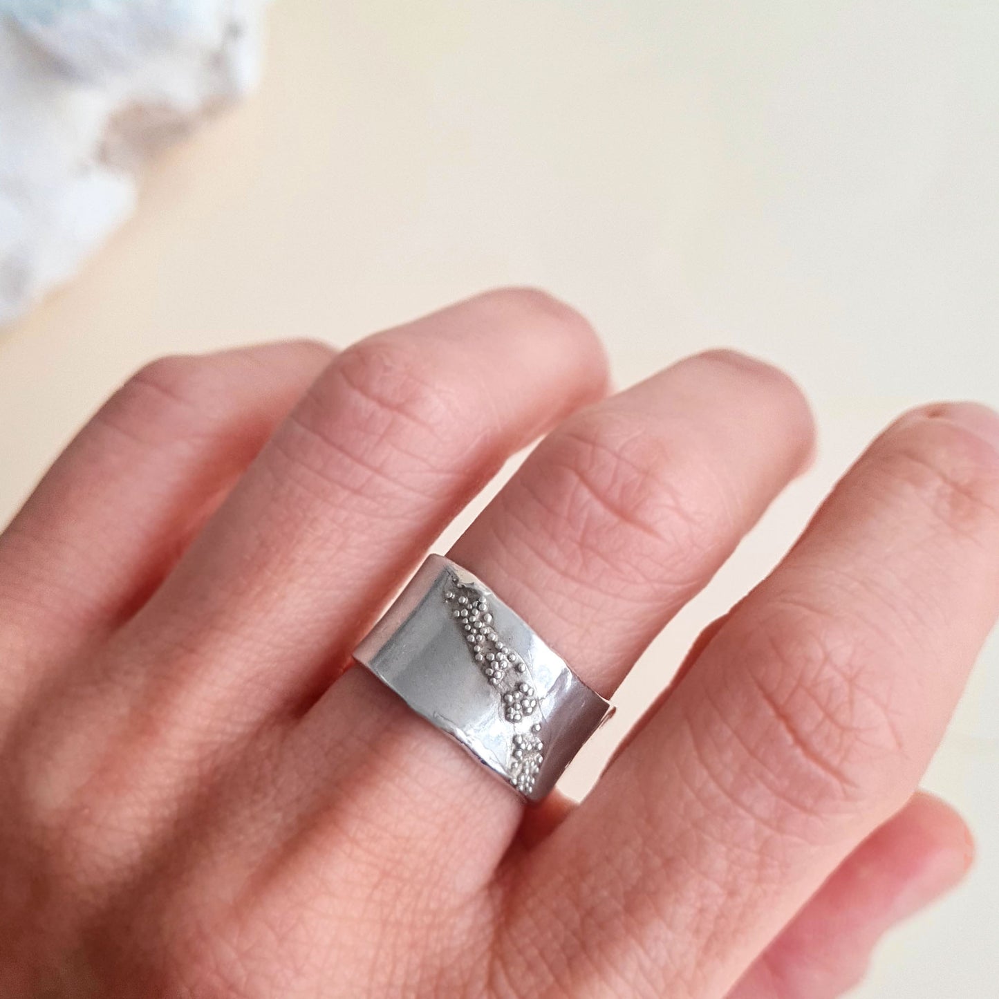 CORALINE - Anello in argento 925 a fascia con scia di bollicine