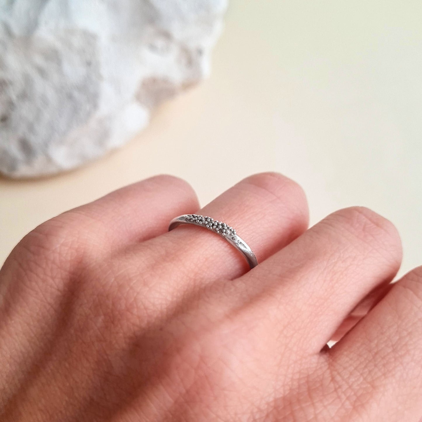 CORALINE - Anello in argento 925 a fedina e bollicine centrali