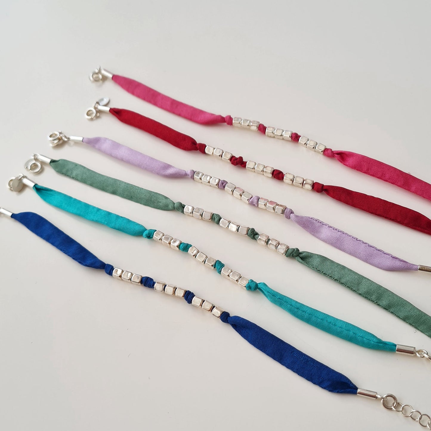 RAINBOW - Bracciale in tessuto con pepite tonde e quadrate in argento 925