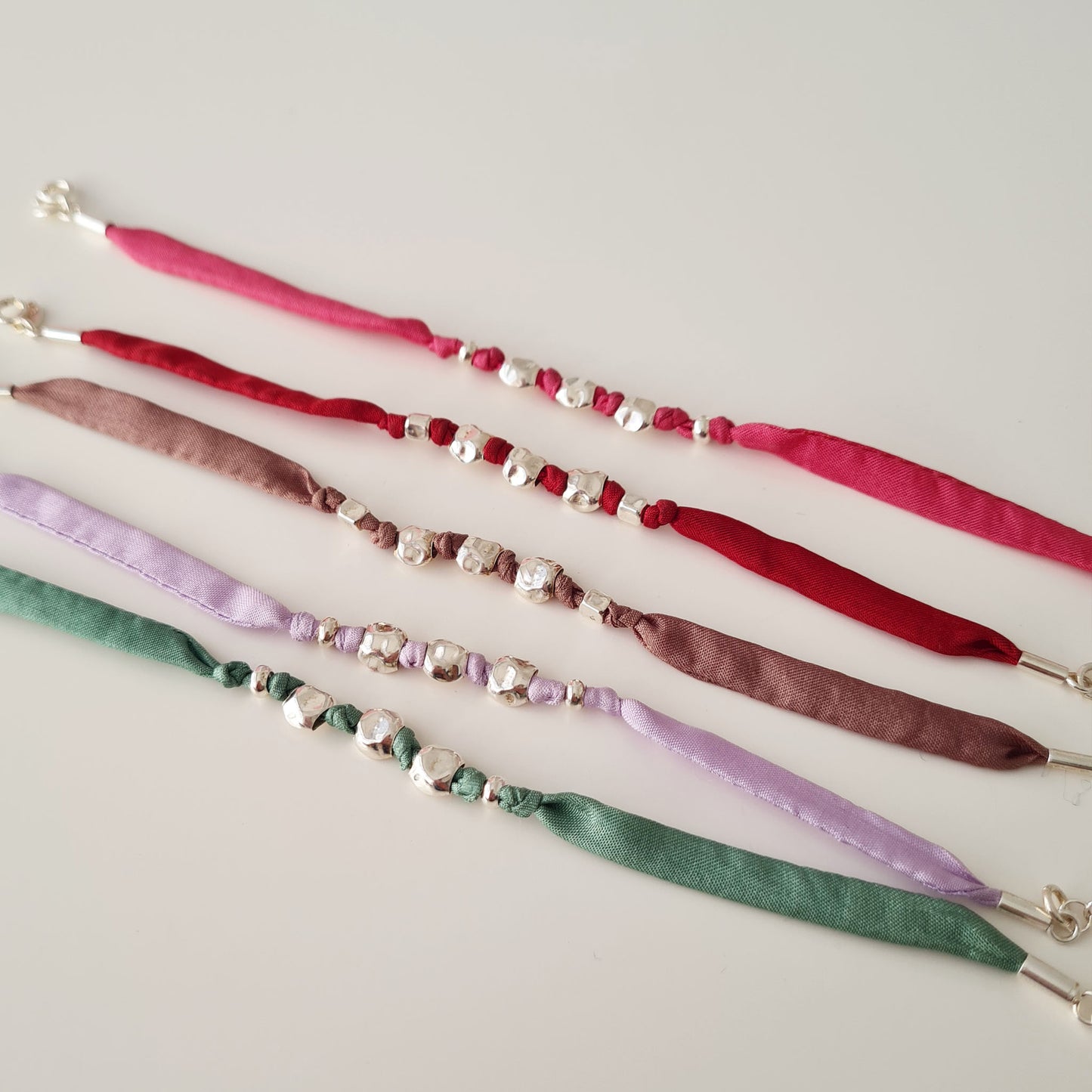 RAINBOW - Bracciale in tessuto e tre pepite irregolari in argento 925