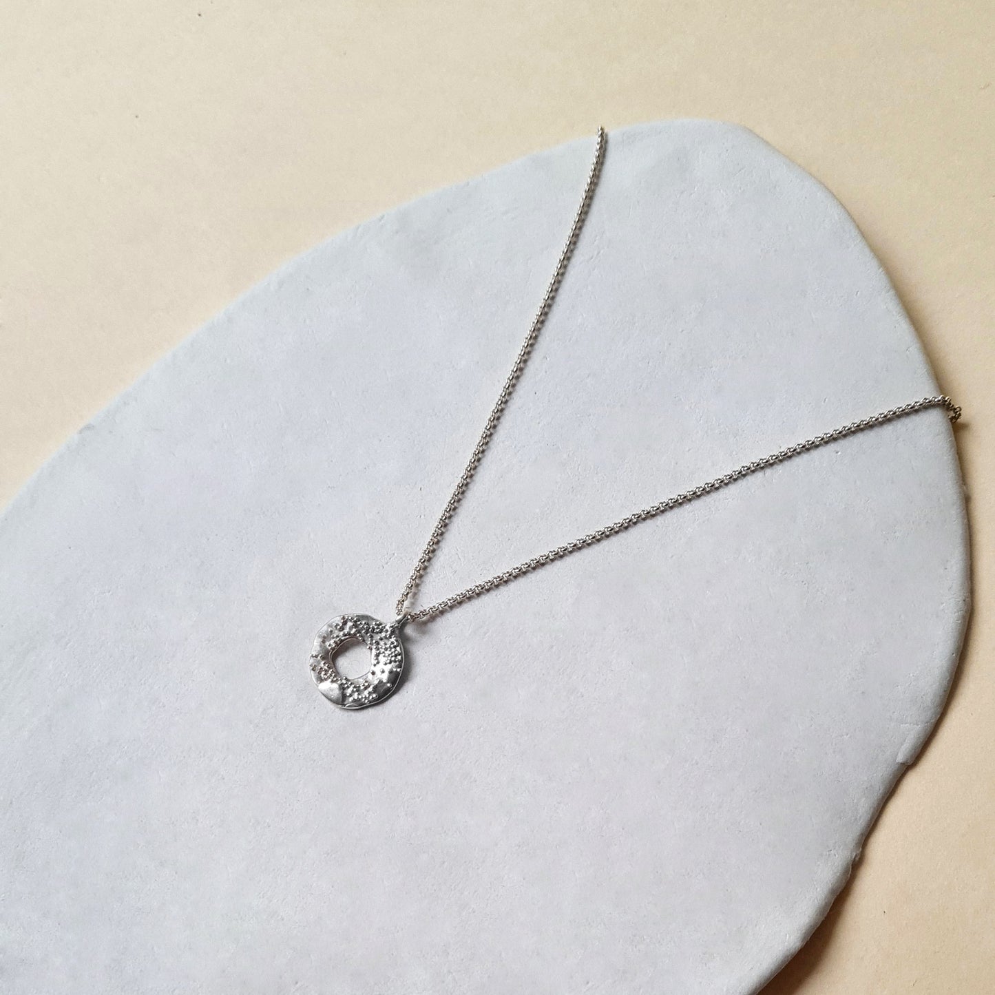 CORALINE - Collana in argento 925 con ciondolo a cerchio e foro centrale