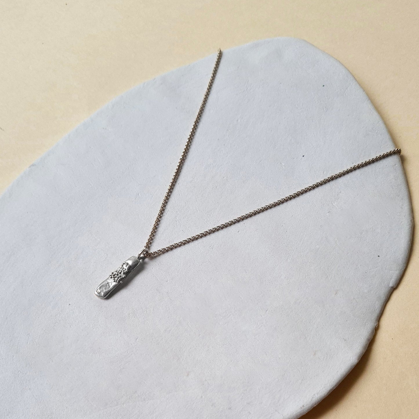 CORALINE - Collana in argento 925 con ciondolo a goccia allungata e bollicine centrali