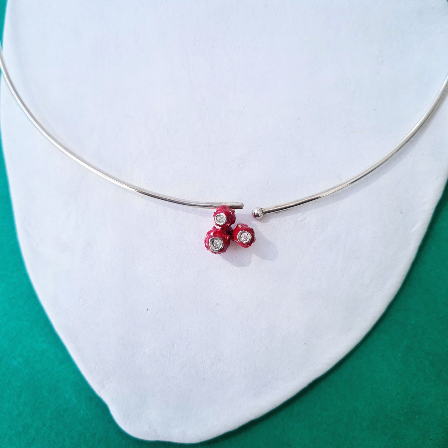 FICHI D'INDIA - Collana rigida in argento 925 con fichi bouquet rosso magenta