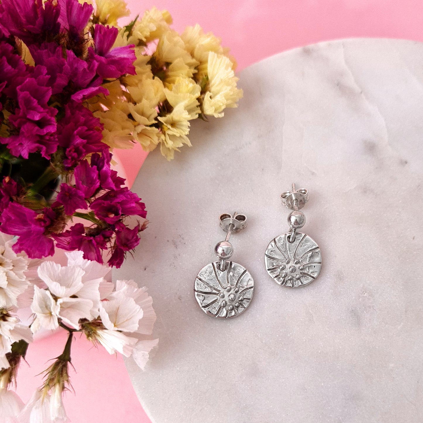 2D FLOWERS - Orecchini a lobo in argento 925 con pallina e charm fiore