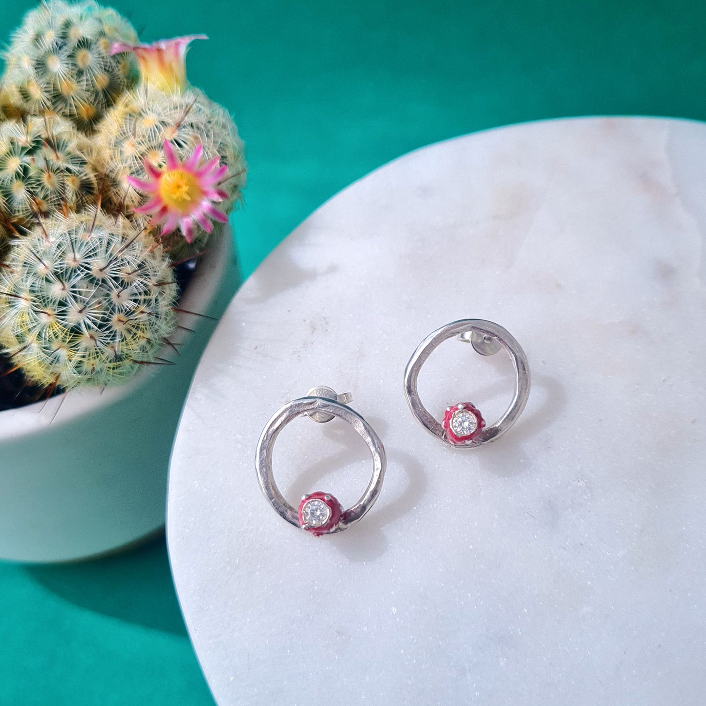 FICHI D'INDIA da ordinare - Orecchini a lobo in argento 925 forma round e fico centrale rosso magenta