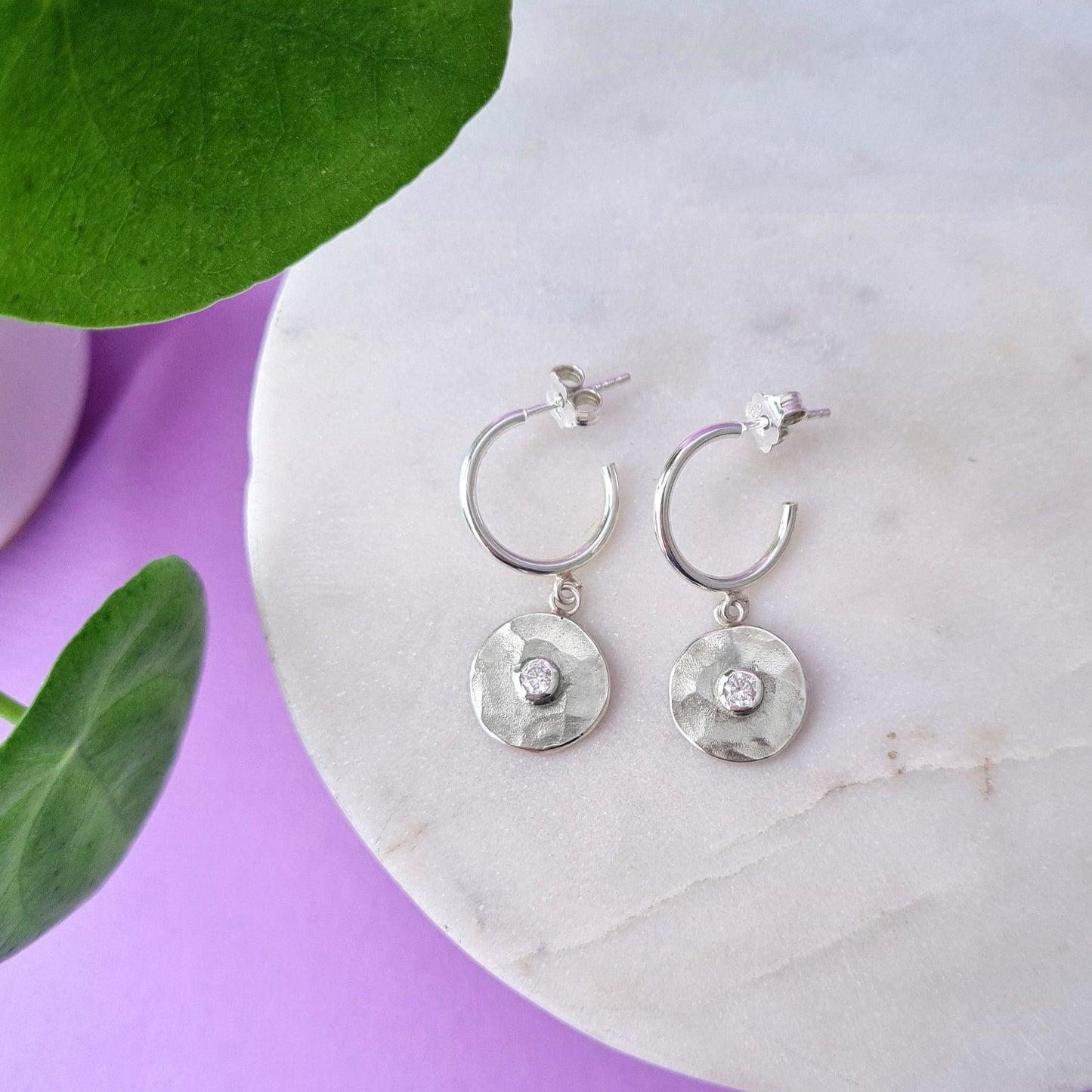 PILEA - Orecchini in argento 925 a cerchio con tubo e charm pilea