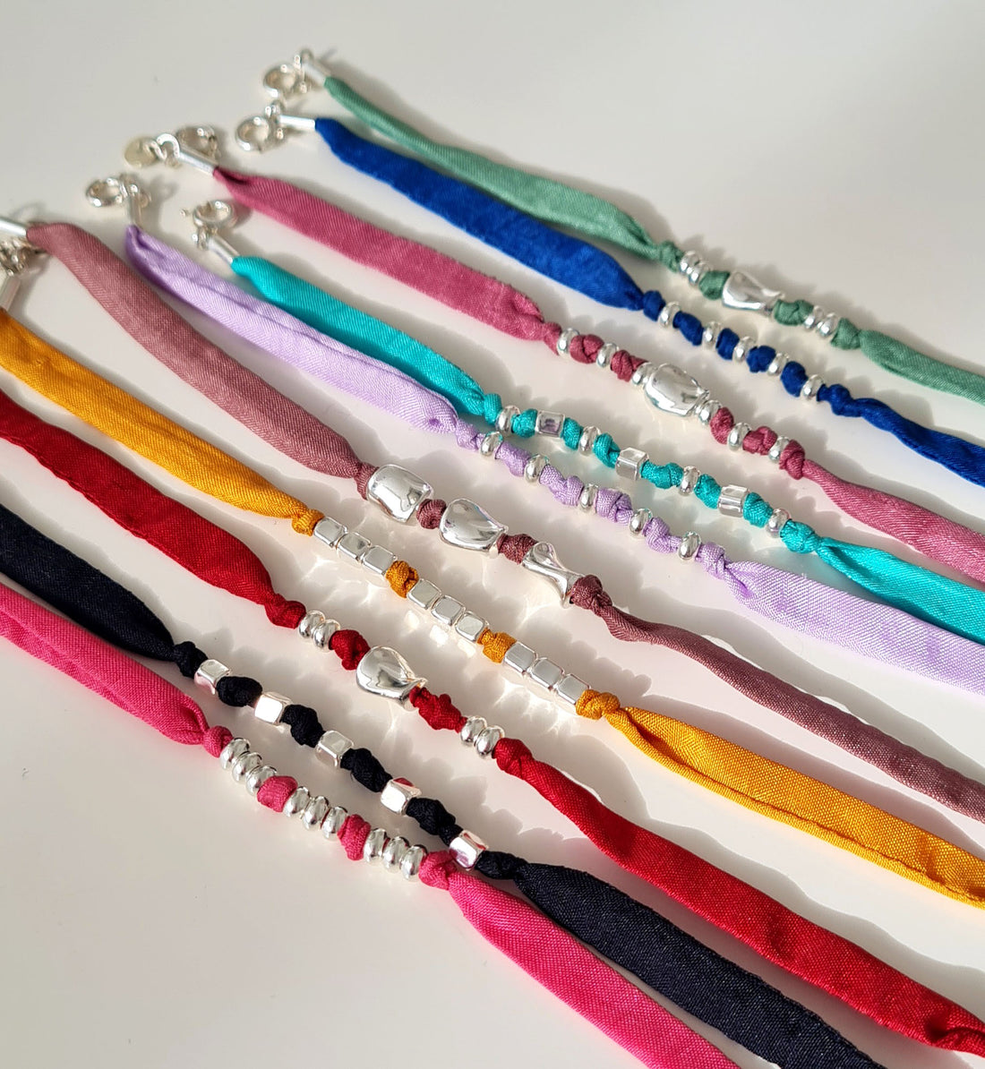 Bracciali colorati in seta con pepite d'argento 925