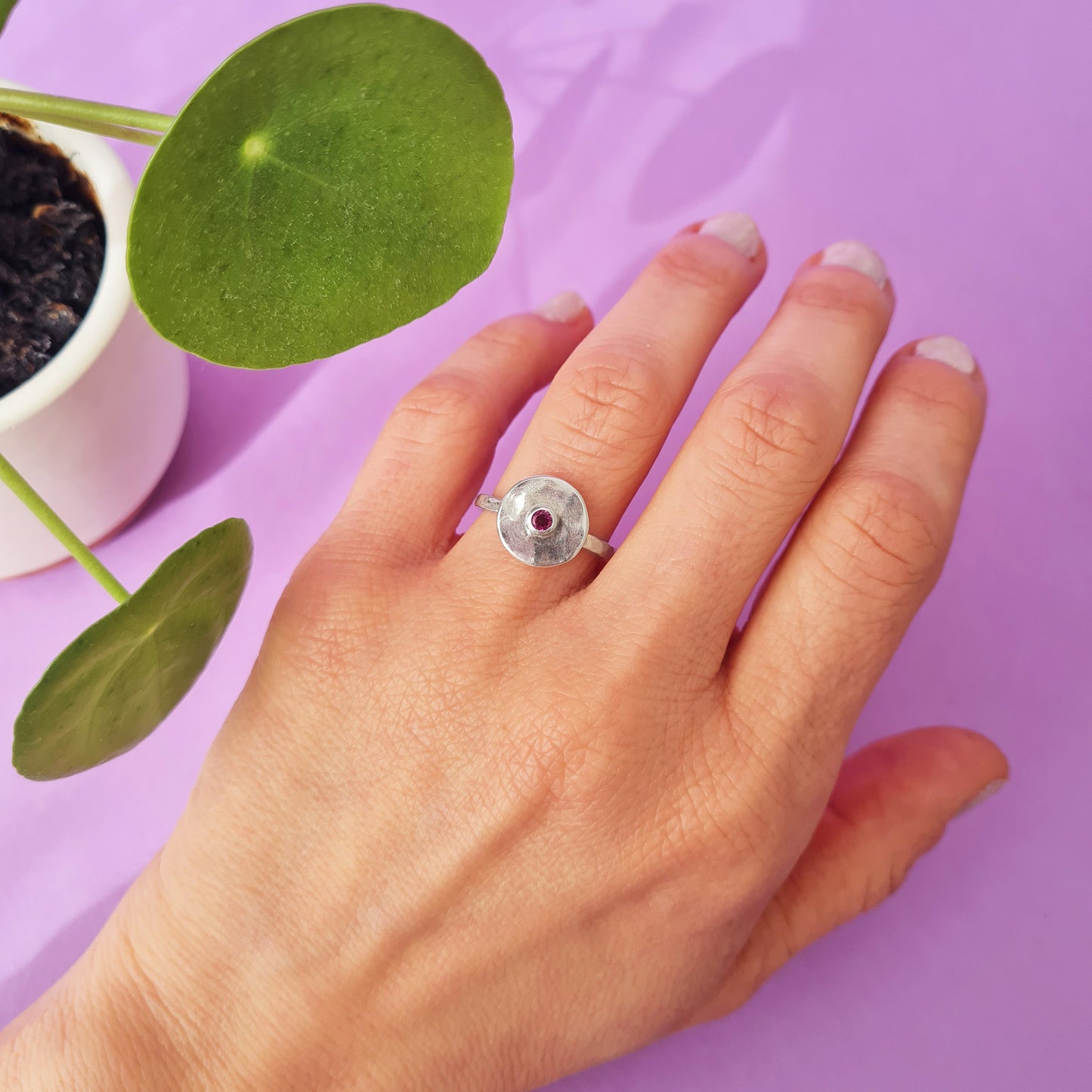 PILEA da ordinare - Anello in argento 925 con pilea mini e granato