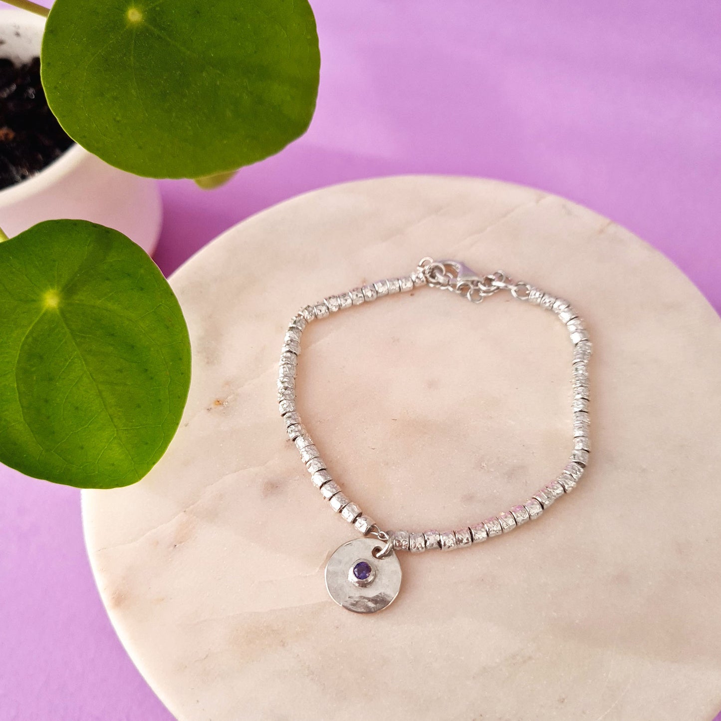 PILEA - Bracciale in argento 925 con pepite, charm pilea e iolite