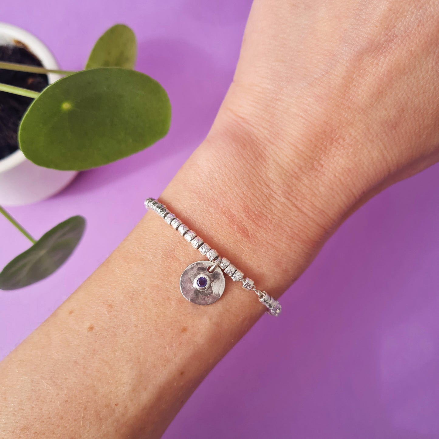 PILEA - Bracciale in argento 925 con pepite, charm pilea e iolite