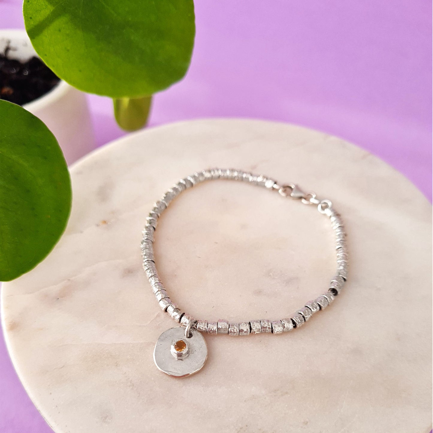 PILEA - Bracciale in argento 925 con pepite, charm pilea e quarzo