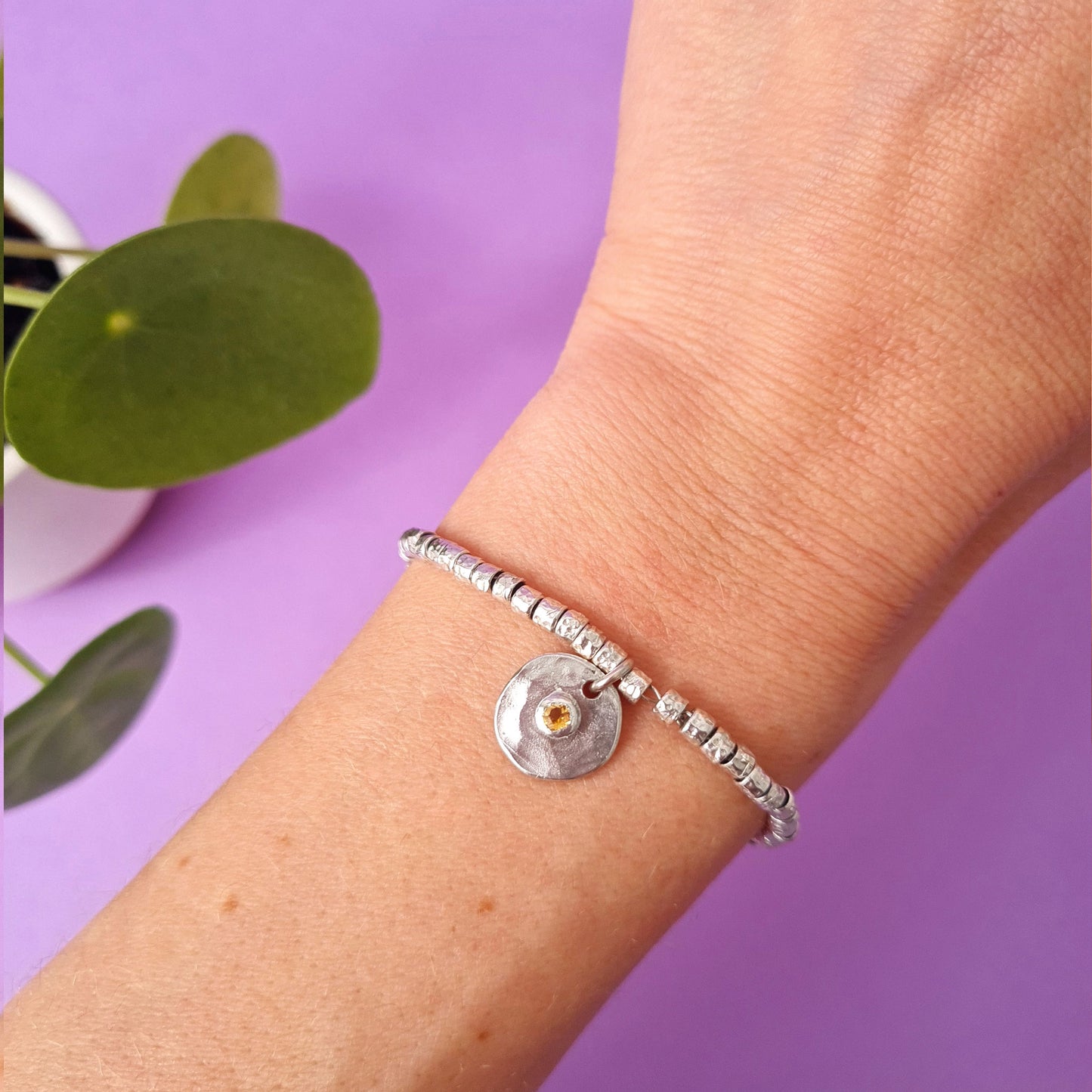 PILEA - Bracciale in argento 925 con pepite, charm pilea e quarzo