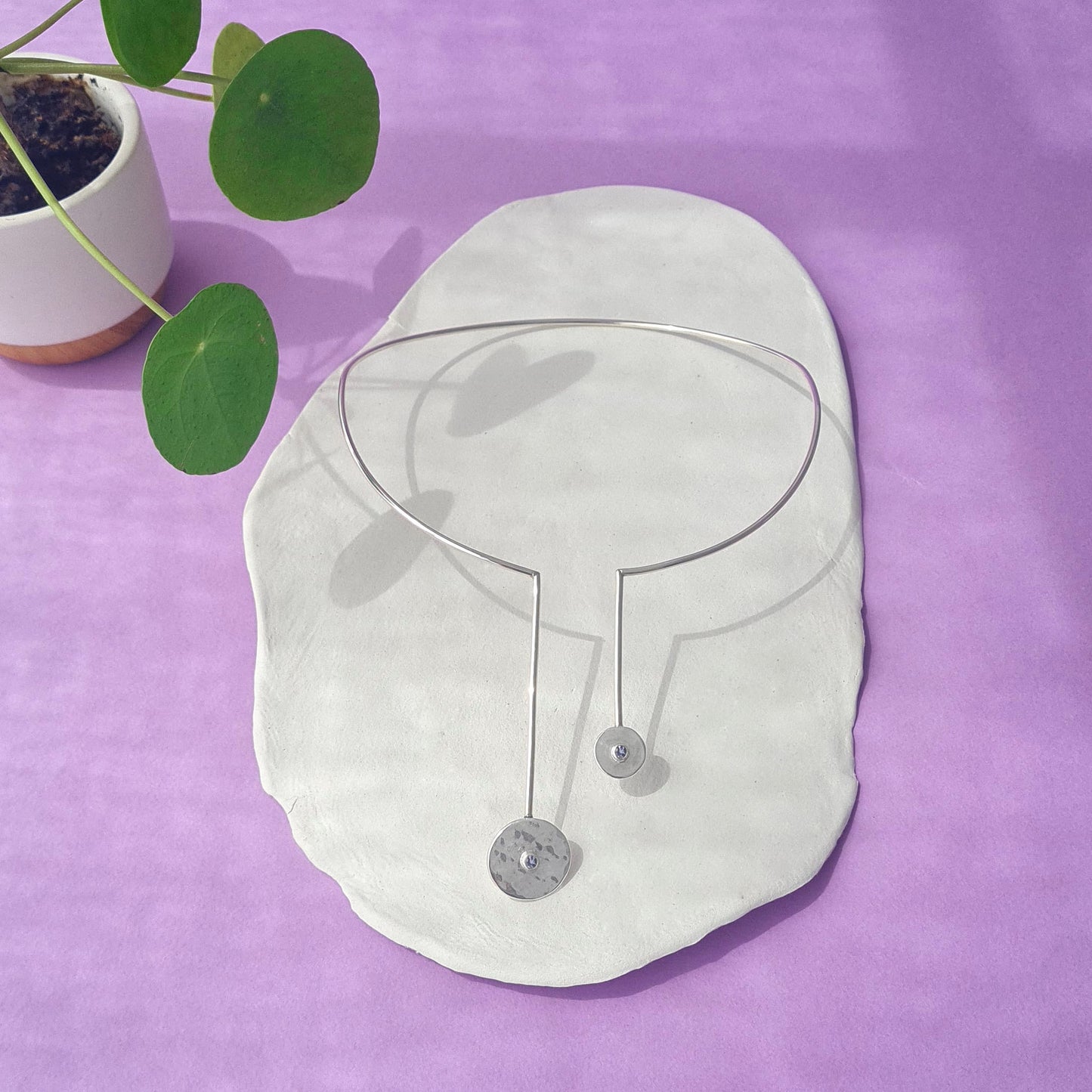 PILEA - Collana rigida in argento 925 a pendolo