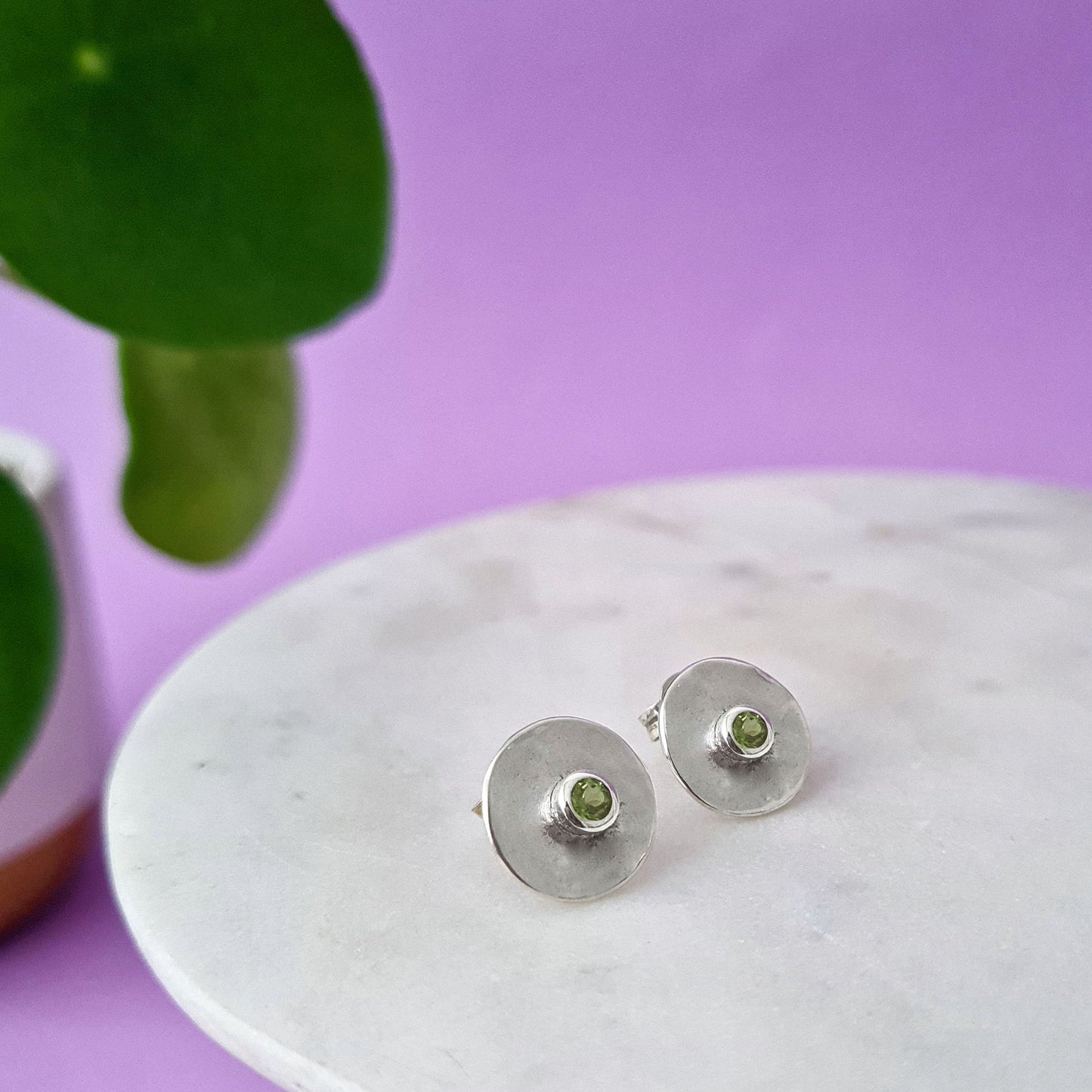 PILEA - Orecchini a lobo in argento 925 con pilea mini e peridoti